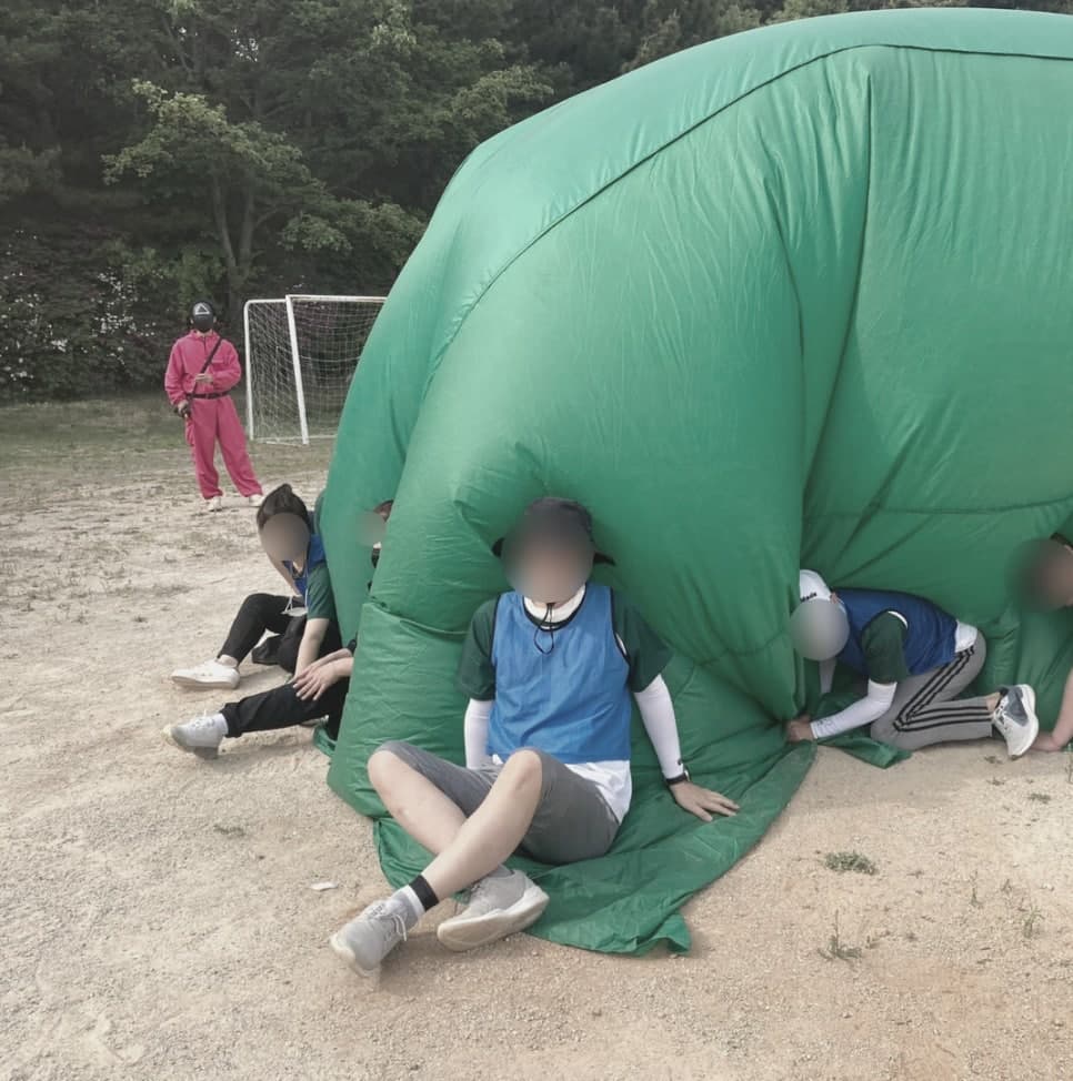 큰 천을 활용해 여러 세대가 참여하는 명랑운동회